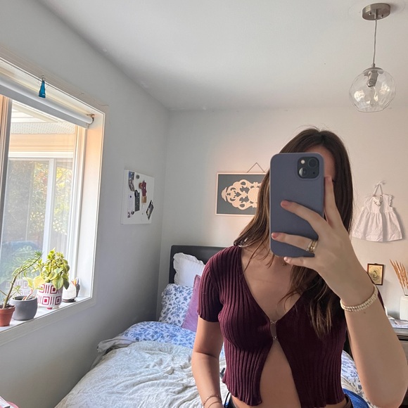 Burgundy front closure top - Picture 2 of 3